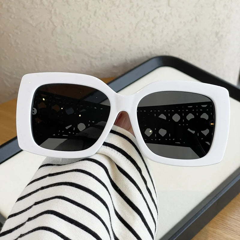 Novos óculos de sol femininos polarizados com armação quadrada do designer de moda, um item obrigatório para celebridades com linhas simples UV400