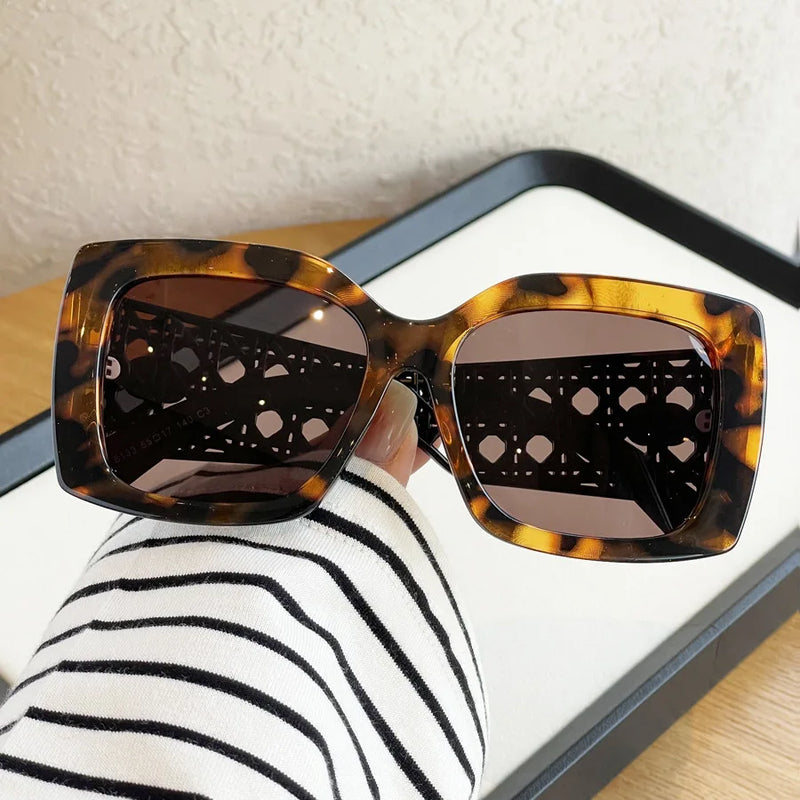 Novos óculos de sol femininos polarizados com armação quadrada do designer de moda, um item obrigatório para celebridades com linhas simples UV400