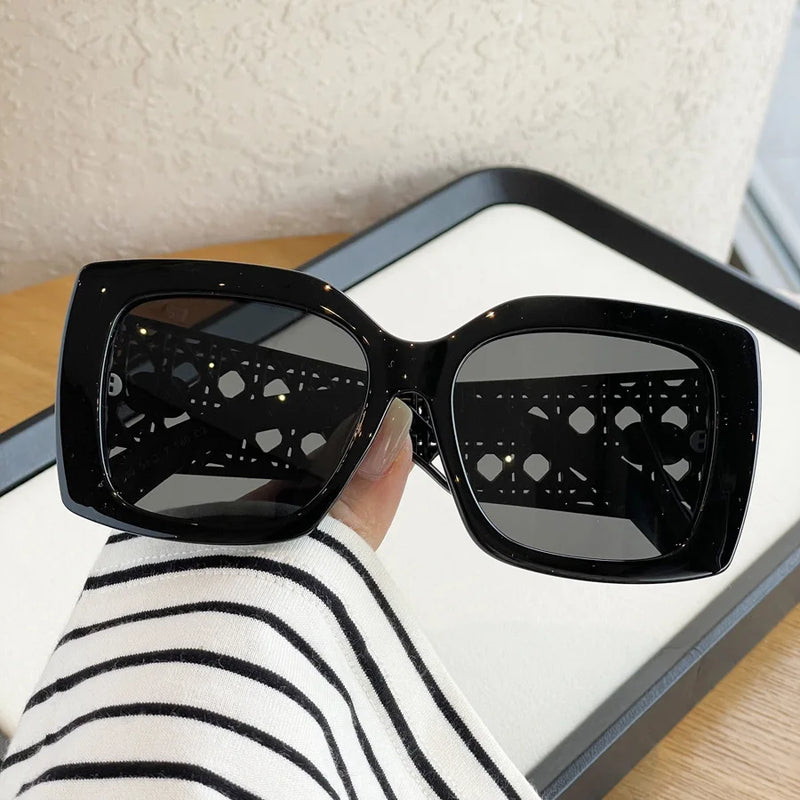 Novos óculos de sol femininos polarizados com armação quadrada do designer de moda, um item obrigatório para celebridades com linhas simples UV400