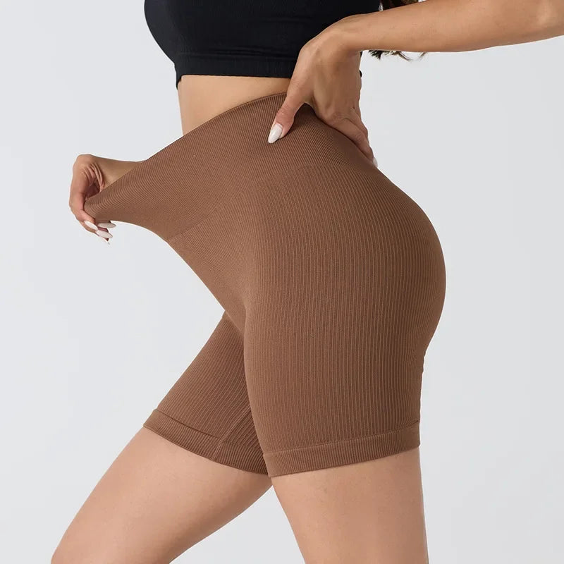 Novo sem costura shorts de yoga hip levantamento cintura alta esportes e fitness três partes calças alta elasticidade apertado encaixe calças de yoga